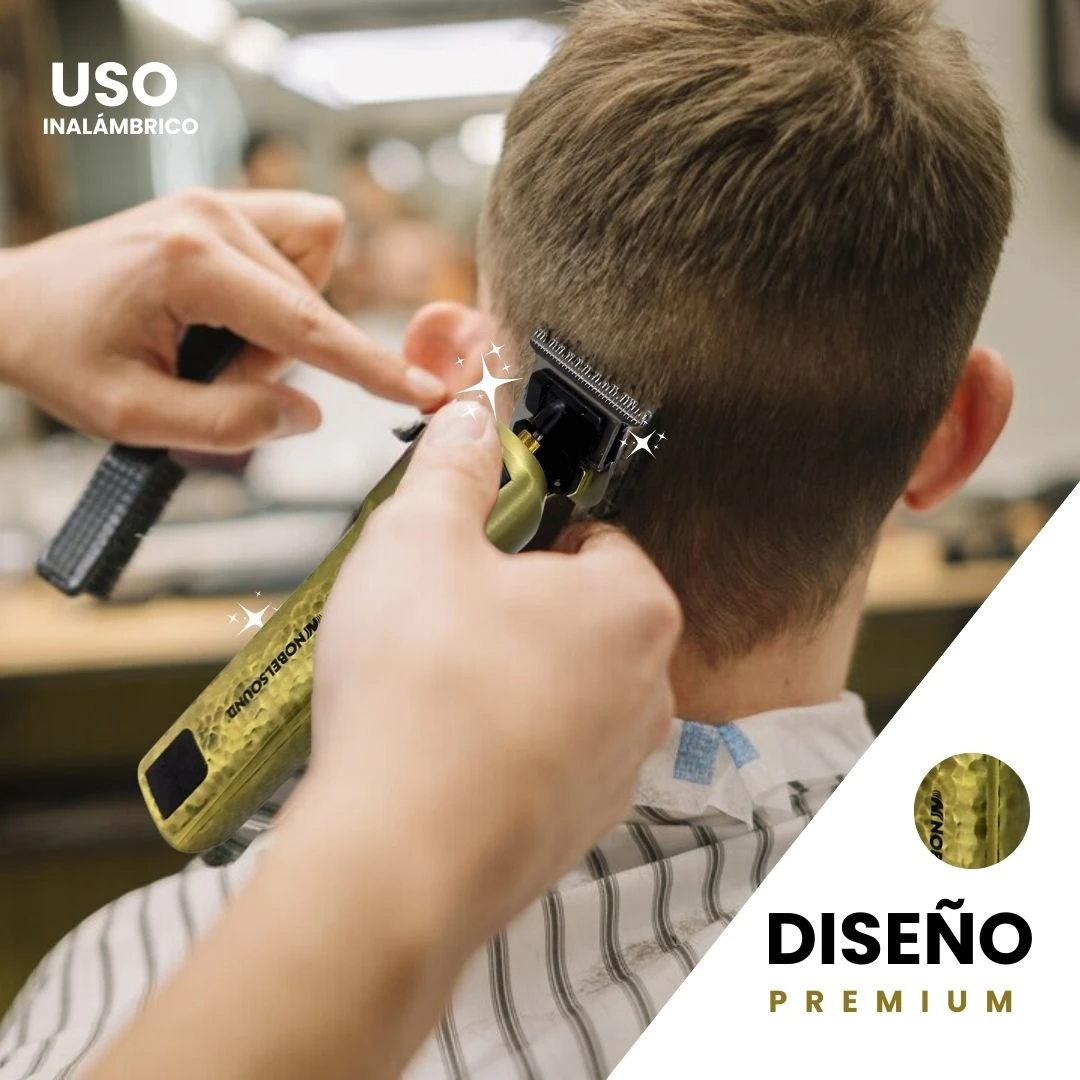 Cortadora de cabello inalámbrica dorada siendo usada en un corte de nuca, con destellos de brillo.