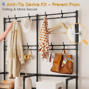 Perchero negro de 5 niveles con abrigos, gorra, audífonos, bolsos y pañuelo, ideal para organizar tu entrada.