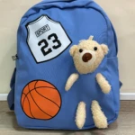 Mochila azul para niños con peluche de oso, balón de baloncesto y dorsal 23.