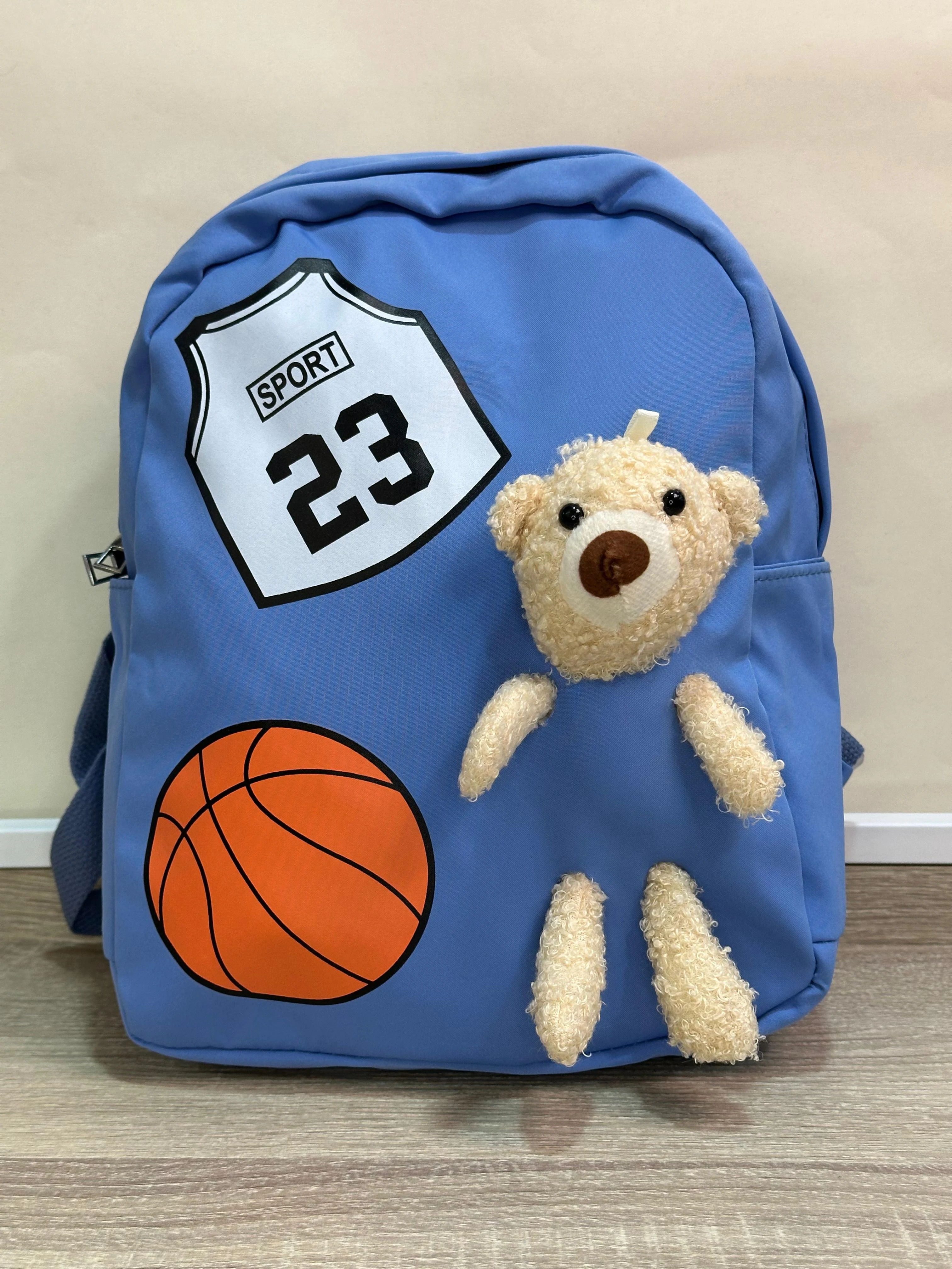 Mochila azul para niños con peluche de oso, balón de baloncesto y dorsal 23.