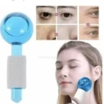Rodillo de hielo facial azul para reducir arrugas e inflamación, se usa en rostro.