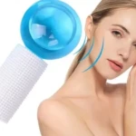 Rodillo de hielo facial azul con mango texturizado blanco, aplicándose en la mejilla de una mujer.