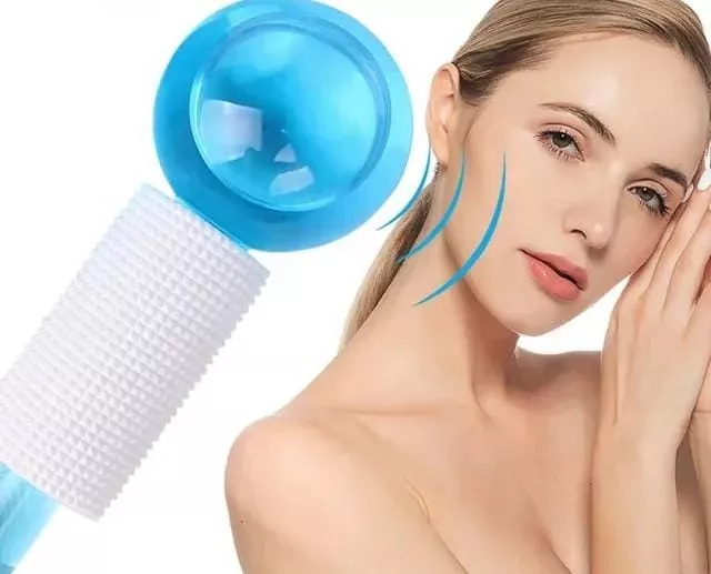 Rodillo de hielo facial azul con mango texturizado blanco, aplicándose en la mejilla de una mujer.