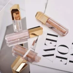Brillo labial SACE LADY Diamond High 3 tonos nude con aplicador y tapa dorada.