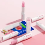 Seis labiales Bioaqua color rosa pastel, algunos con tapa, sobre fondo rosa.