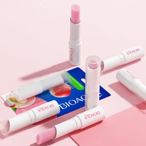 Seis labiales Bioaqua color rosa pastel, algunos con tapa, sobre fondo rosa.