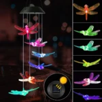 Colgante solar LED con libélulas de colores, ideal para decorar exteriores, capta luz para iluminar.