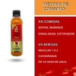 Botella de vinagre de manzana con "madre", etiquetada "Gallo", para usar en comidas y bebidas.