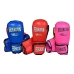 Guantes de boxeo Fed 10Oz azules, rojos y rosas apilados, ideales para entrenamiento.