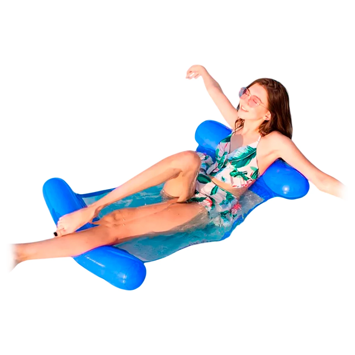 Joven con traje de baño estampado descansa en hamaca flotador azul para piscina, relajada y fresca.