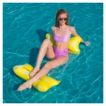 Hamaca flotador doble amarilla con puntos blancos, mujer en bikini lila sobre piscina azul.