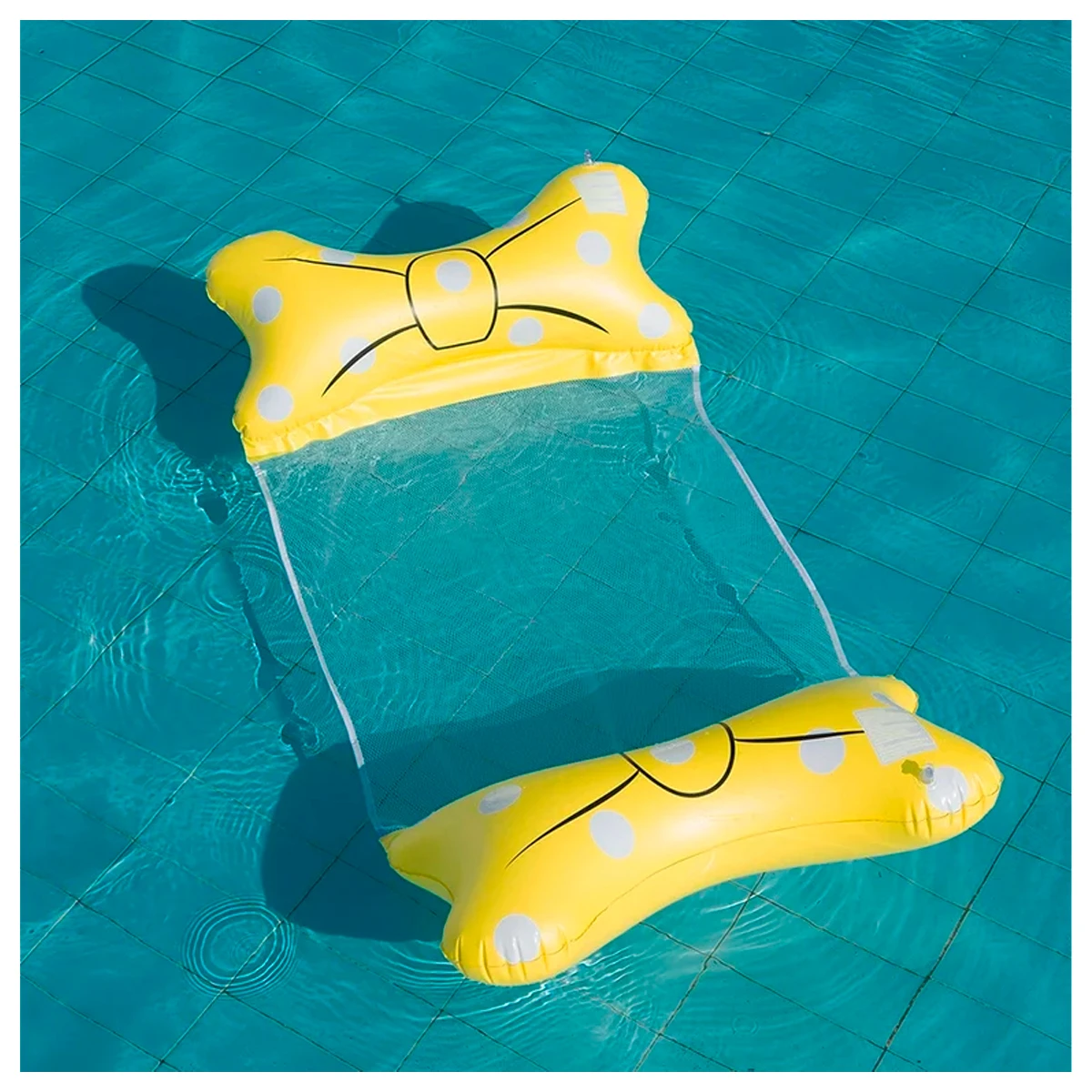 Hamaca flotador inflable doble amarilla para piscina, con diseño de lazo y lunares, ideal para niños.