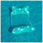 Hamaca flotador doble inflable con diseño de lazo y lunares blancos, para piscina.
