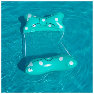 Hamaca flotador doble inflable con diseño de lazo y lunares blancos, para piscina.