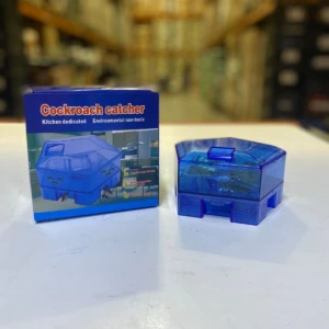 Caja y trampa azul transparente para atrapar cucarachas, ideal para cocina.