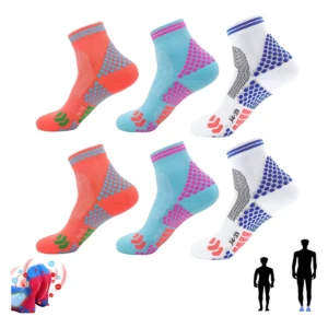 Tres pares de medias tobilleras de compresión deportiva, dos en coral y azul, una en blanco y azul.