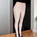 Media térmica beige con estampado de monograma, estilo malla.