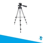 Trípode profesional plateado de aluminio con cabezal giratorio y patas ajustables, ideal para celulares.