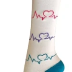 Medias de compresión blancas con diseño de latidos y corazones en colores (rojo, azul, morado).