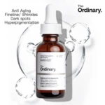 Botella ámbar de The Ordinary Retinol 1% en Squalane con texto sobre beneficios anti-edad y círculos de agua.