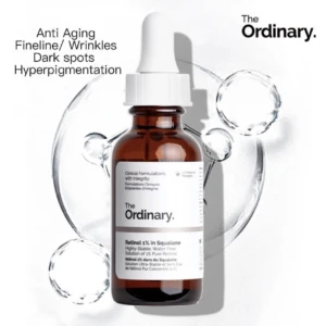 Botella ámbar de The Ordinary Retinol 1% en Squalane con texto sobre beneficios anti-edad y círculos de agua.
