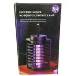 Caja de lámpara eléctrica mata mosquitos de color negro, con diseño tipo linterna y luz violeta interior para atraer insectos, vista de frente.