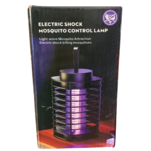 Caja de lámpara eléctrica mata mosquitos de color negro, con diseño tipo linterna y luz violeta interior para atraer insectos, vista de frente.