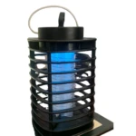 Lámpara mata mosquitos eléctrica negra de diseño cilíndrico con rejilla protectora y luz interna azul brillante, incluye gancho superior para colgar.