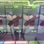 Rodilleras de compresión JD con rayas rojas y negras, ideales para gym y deporte.
