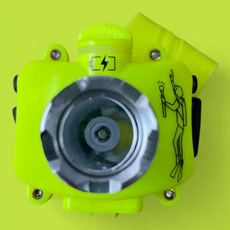 Linterna minera acuática Ak3511 color verde neón, con diseño de buzo y símbolo de batería.