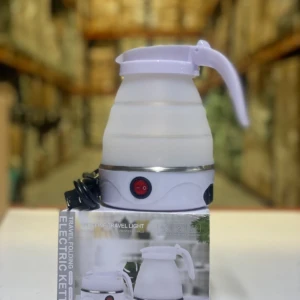Hervidor de agua eléctrico plegable blanco, portátil para viajes, con asa, interruptor rojo y cable de alimentación negro.