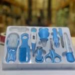 Set para cuidado de bebé azul con cepillo, peine, termómetro digital, aspirador nasal, tijeras, cortaúñas y lima.