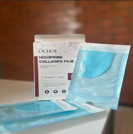 Caja de OUHOE HIGHPRIME COLLAGEN FILM con parches de colágeno azules para frente y mejillas.