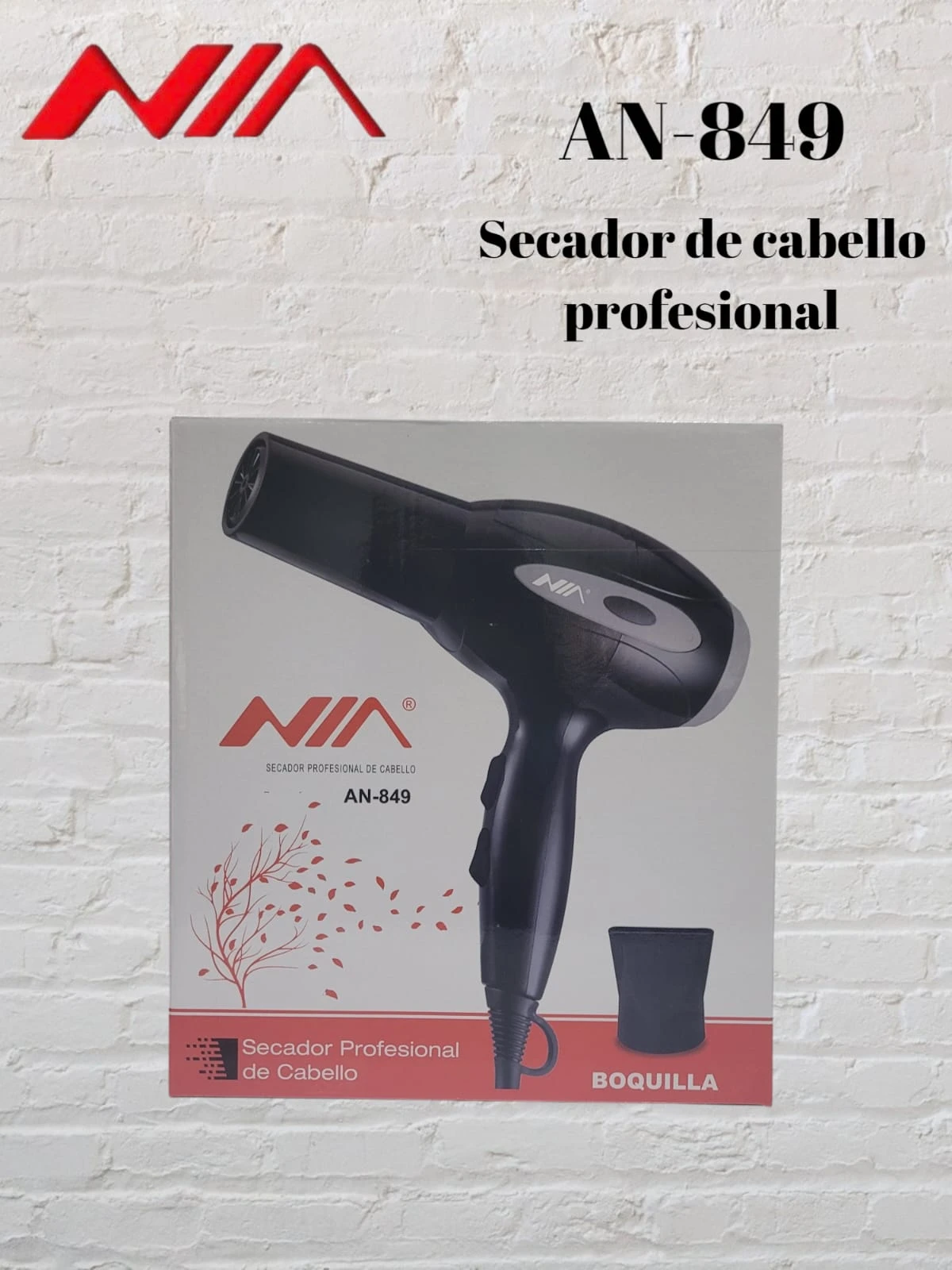 Secador de cabello profesional NIA AN-849 negro con accesorio boquilla y caja en fondo blanco.
