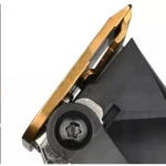Cerca de la cuchilla dorada de la máquina cortapelo Ng-123, con tornillo de estrella.