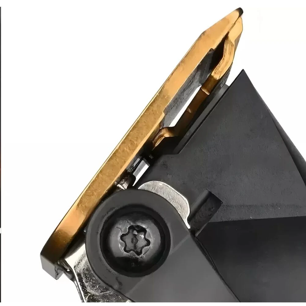 Cerca de la cuchilla dorada de la máquina cortapelo Ng-123, con tornillo de estrella.