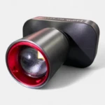 Linterna Nanotec NT-L3185 negra con lente de cristal y aro rojo, vista frontal.