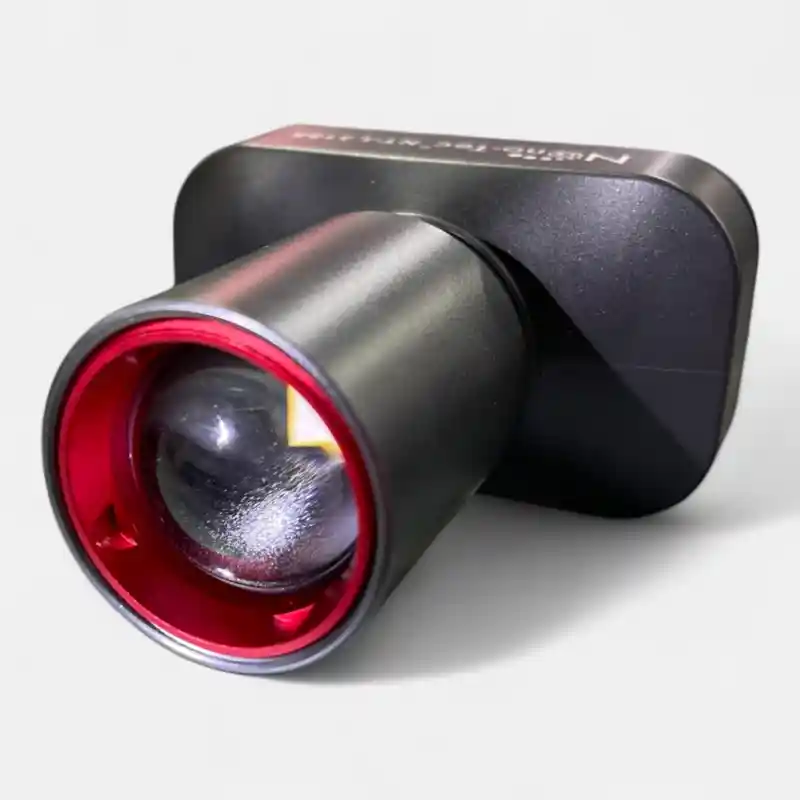 Linterna Nanotec NT-L3185 negra con lente de cristal y aro rojo, vista frontal.