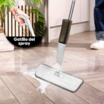 Trapeador con spray, mopa gris con mango ergonómico y depósito, limpiando piso de madera.