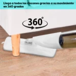 Trapeador con spray y mopa gris 360 grados limpiando bajo mueble blanco con pata de madera.