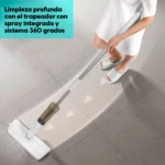Trapeador con spray integrado y sistema 360 para limpieza profunda de pisos, con mango plateado y mopa blanca.