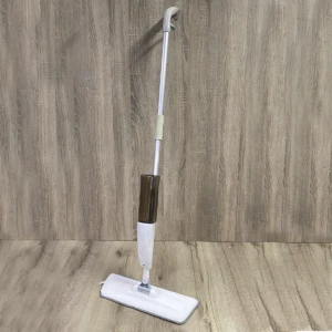 Trapeador con spray 360, mopa blanca con botella café, mango plateado, ideal para pisos.