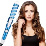 Rizadora de cabello azul y blanca con guía en espiral, junto a mujer de cabello castaño con ondas definidas, destacando su diseño ergonómico y moderno.