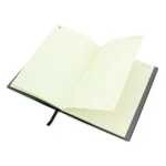 Libreta negra con hojas rayadas, abiertas, vista desde arriba, con marca "Death Note".