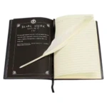 Libreta "Death Note" negra abierta con pluma blanca y página rayada, para coleccionistas.