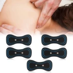 Parches electrodos Kinoki negros con líneas azules para masajear cuello y hombros.
