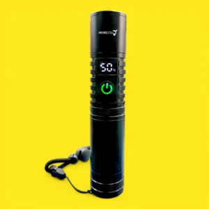 Linterna táctica Probelco negra recargable, con pantalla digital 50% y botón de encendido verde. Incluye cordón.