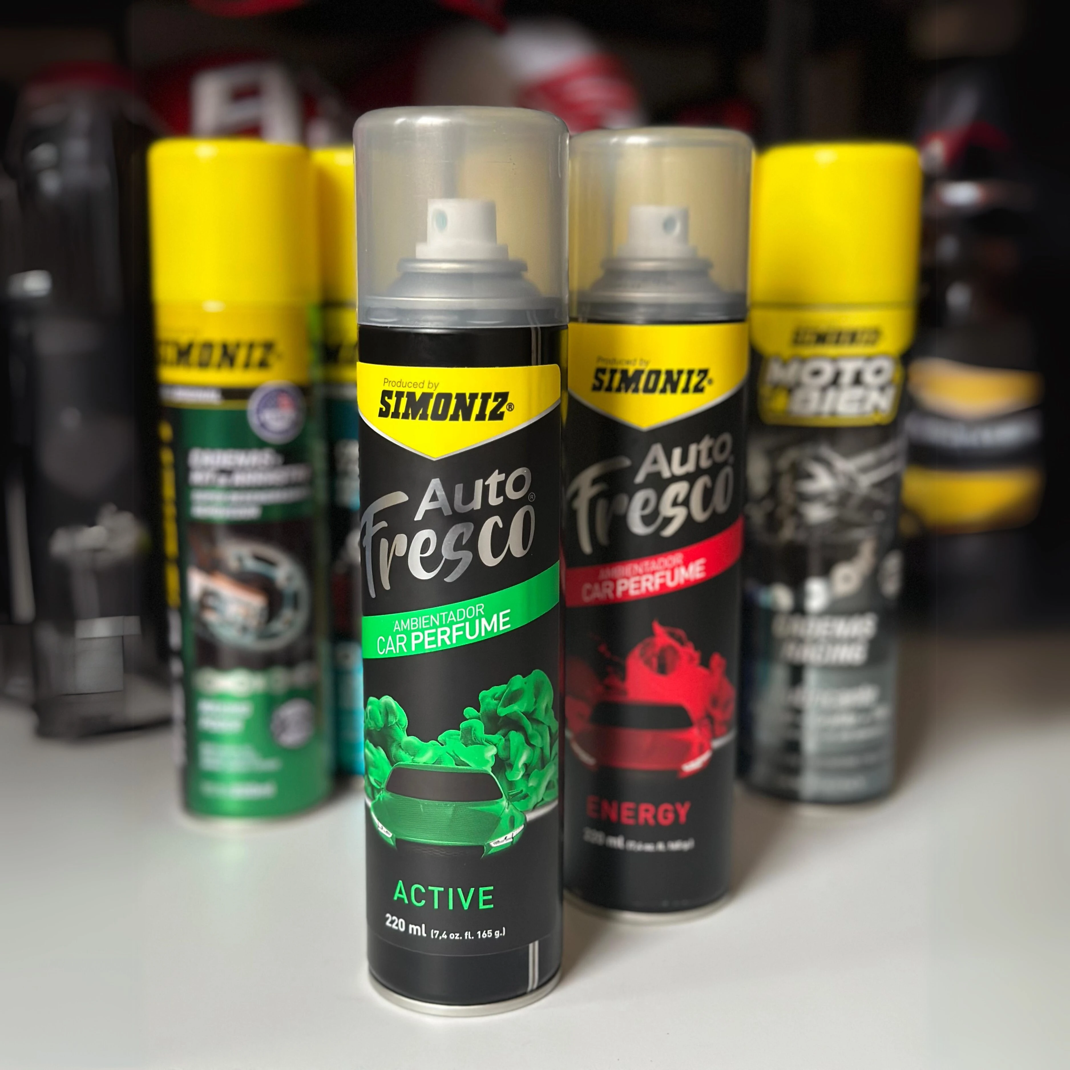 Latas de ambientador de carro Simoniz Auto Fresco, aromas Active (verde) y Energy (rojo).