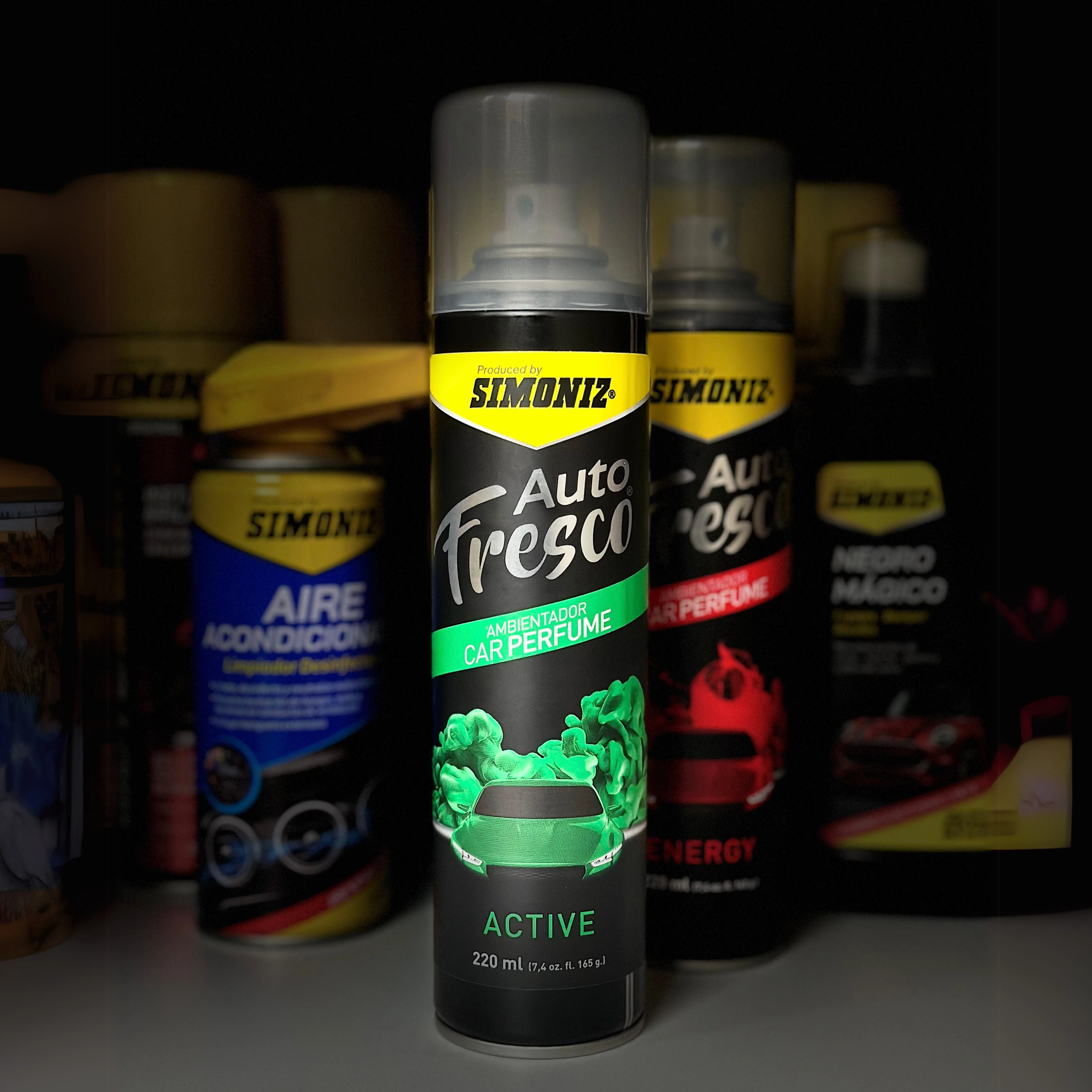 Aerosol Simoniz Auto Fresco Active 220 ml, ambientador para carro color negro con detalle verde y auto.