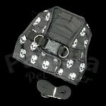 Pechera negra con estampado de calaveras blancas, incluye correa, ideal para mascotas.